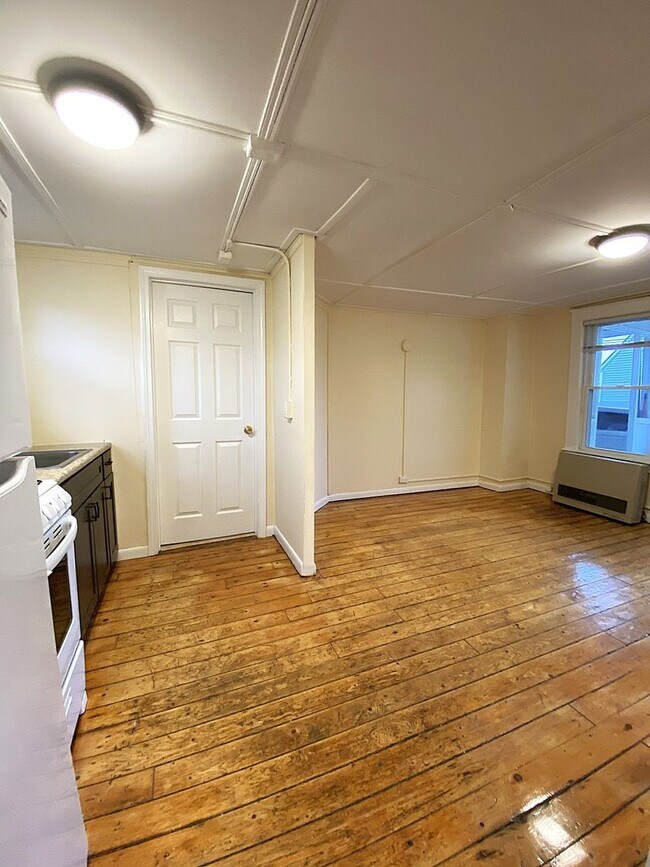 Building Photo - 47 1/2 Willow St