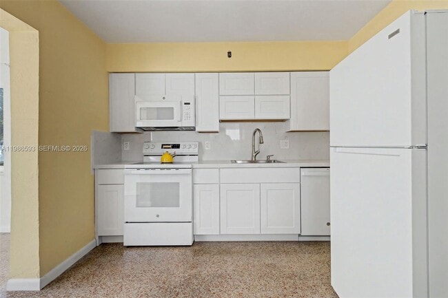 Building Photo - 616 NW 3rd Ct