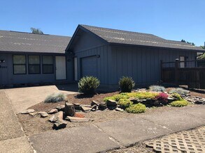 Building Photo - 2-bedroom 2-bathroom duplex with 2 garages in Eugene!