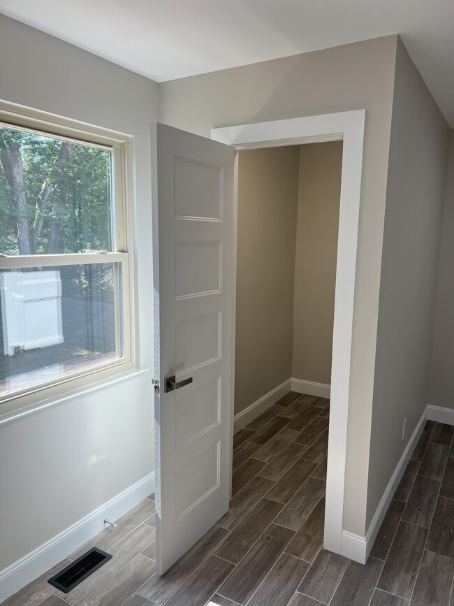 Building Photo - 223 Foxwood Ln