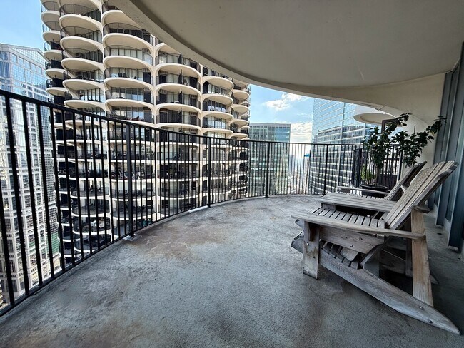 Building Photo - 300 N State St