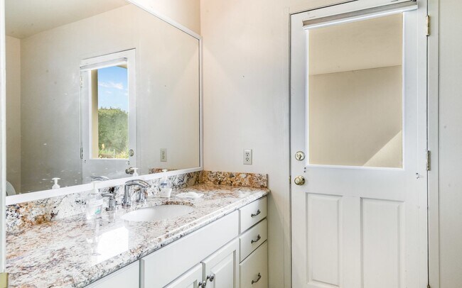 Building Photo - Tranquility on Beachside