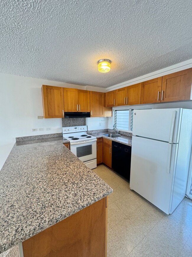 Building Photo - Breezy and Spacious 2 bedroom, 1.5 bathroo...