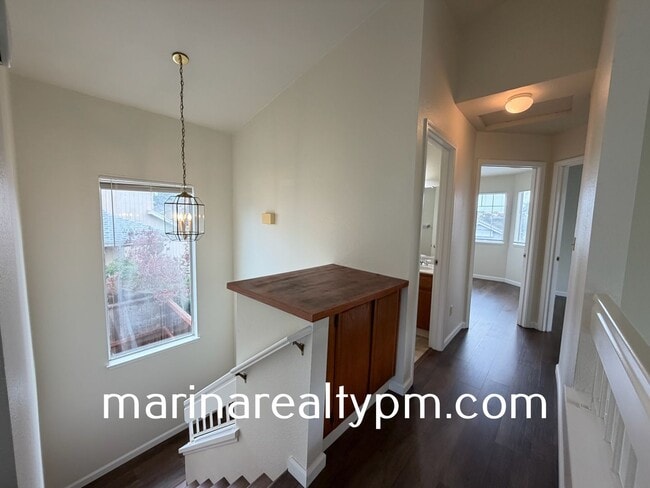 Building Photo - Glen Cove Beauty 3 bed 2.5  bath 2 Story home in established neighborhood
