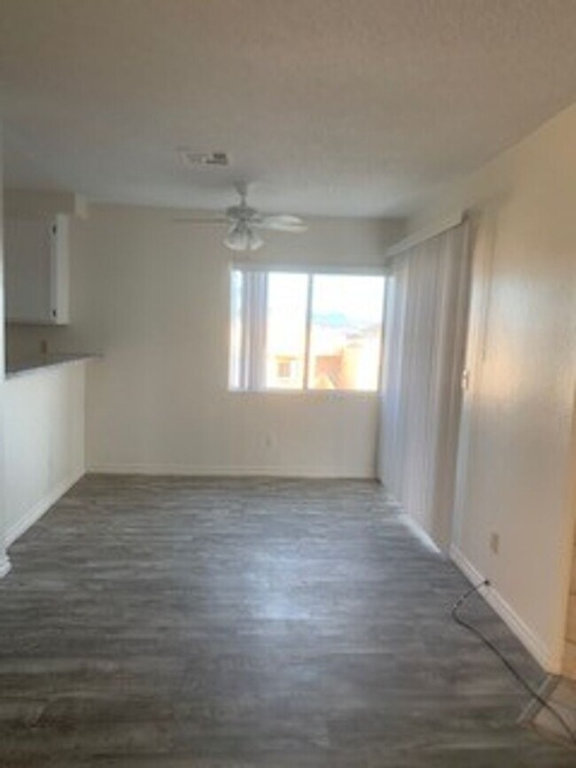 Building Photo - Update unit!!