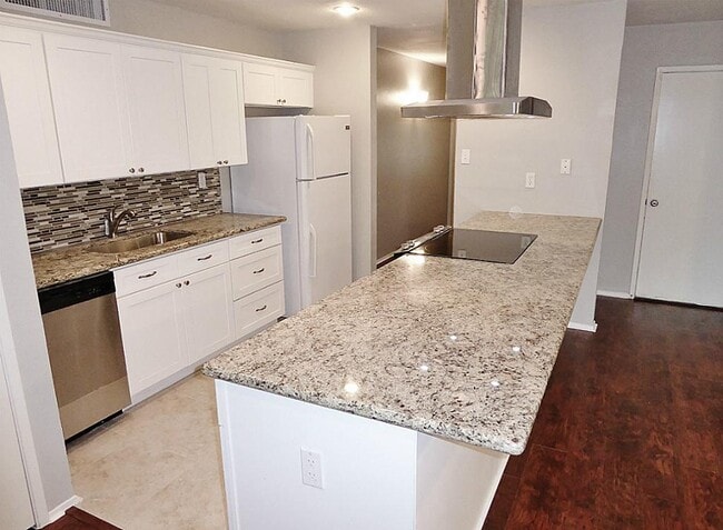 Building Photo - 4406 Kinloch Dr