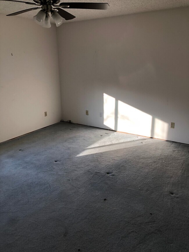 Building Photo - Not to be Missed - Well Located 3 Bedroom         3 Bath Family Home in LimeRidge