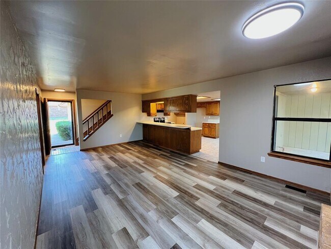 Building Photo - 213 Woodbridge Cir