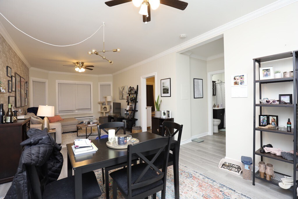 Building Photo - 648 W Roscoe St