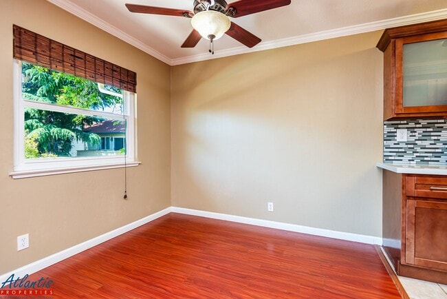 Building Photo - Lovely Condo | Remodeled Kitchen | Central Location