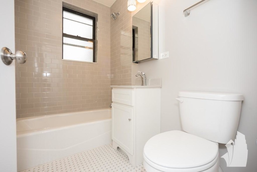Building Photo - 817 W Lakeside Pl