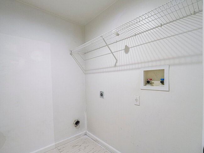 Building Photo - 5090 Fairways Cir