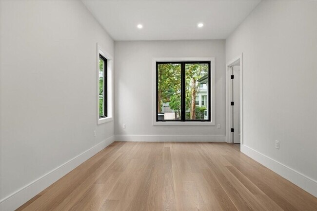 Building Photo - 116 Thorndike St