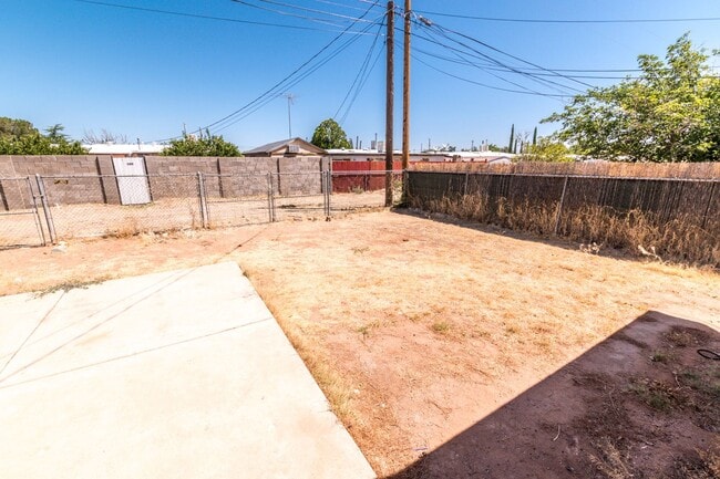 Building Photo - 4 Bedroom, 1½ Bath Home with Central A/C, ...