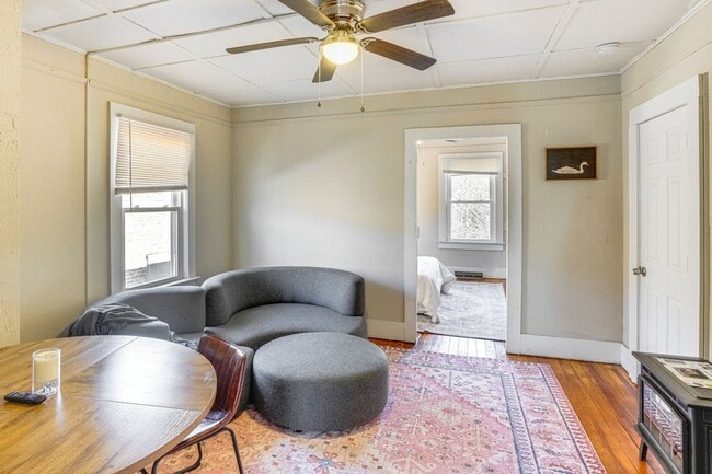 Building Photo - Renovated 2 Bedroom + Den w/ Private Garden Access