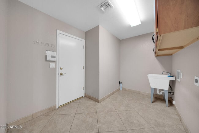 Building Photo - 5639 E Aire Libre Ave