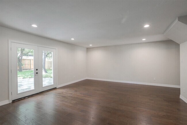 Building Photo - 730 Bison Dr