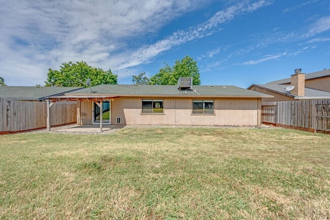Building Photo - Charming Single-Story 3 Bed Home Two Car Garage & Spacious Yard!