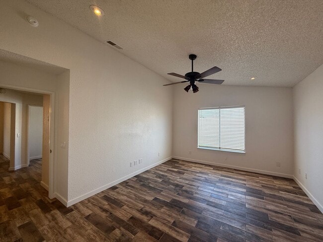 Building Photo - Palmdale 3 + 2 Available Now!