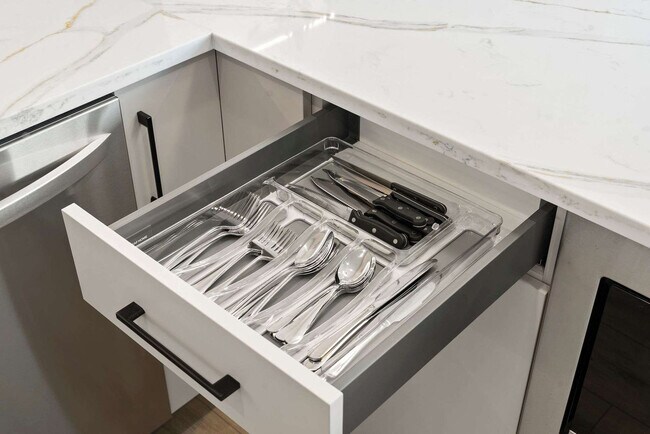 Building Photo - 2344 W Polk St