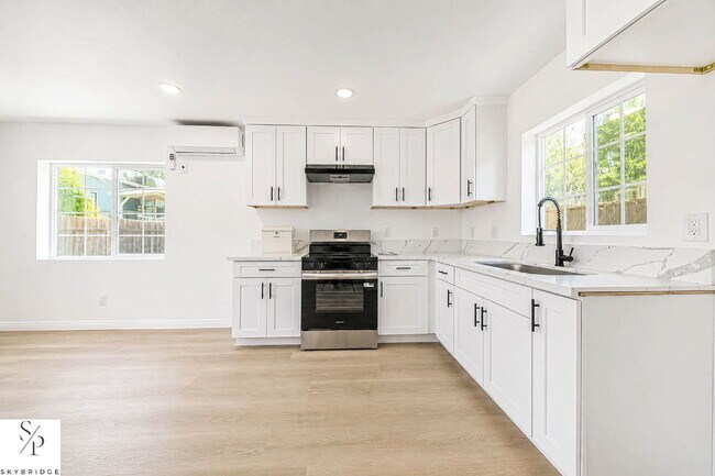 Building Photo - "Cozy 1-Bedroom Gem in Los Angeles – Your Perfect Urban Retreat!"