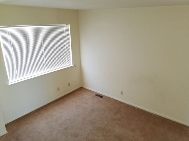 Building Photo - 2 Bed 1.5 Bath Townhouse End Unit in North Central Loveland - Water/Sewer/Trash Included in Rent!