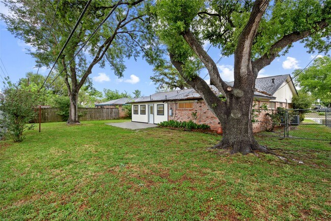 Building Photo - 1607 Buescher Dr