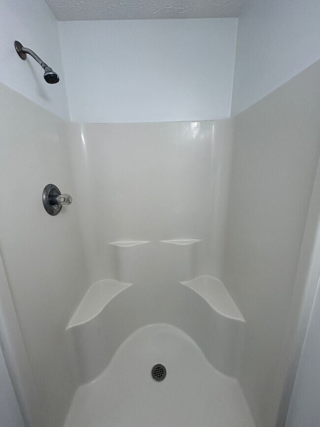 Building Photo - Candler - Recently Renovated Apt Ready for Occupancy!