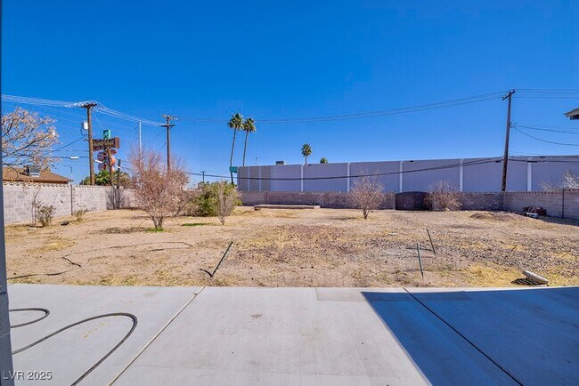 Building Photo - 1037 Yucca Ave