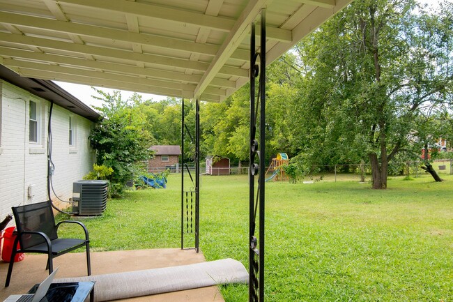 Building Photo - MOVE IN READY W/ FENCED IN BACK YARD!