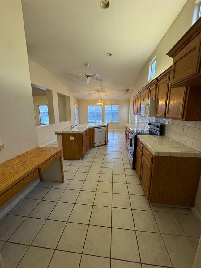 Building Photo - 5731 N Tracy Ave