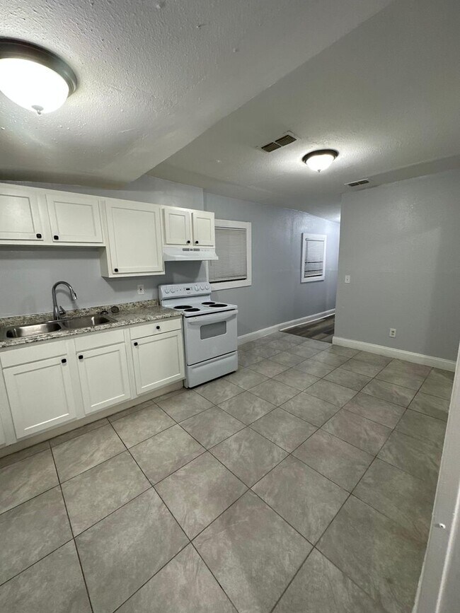 Building Photo - Fully Renovated 3/1 Single Family House Available for Immediate Rent!