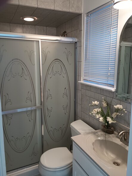 Bathroom attached to master bedroom - 819 Brooklyn Ave