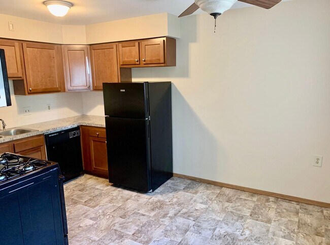 Building Photo - 2 Bedroom/1.5 Bathroom Apartment - First Floor