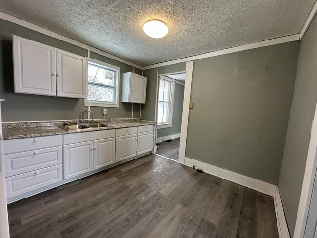 Building Photo - 210 E 7th St