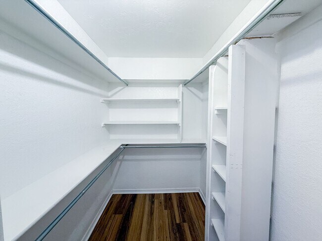 Building Photo - Beautifully Updated 4 Bedroom 2 Bathroom i...