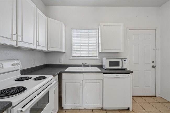 Building Photo - 1021 Shady Creek Cir