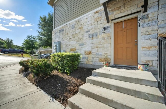 Building Photo - 516 E Slaughter Ln