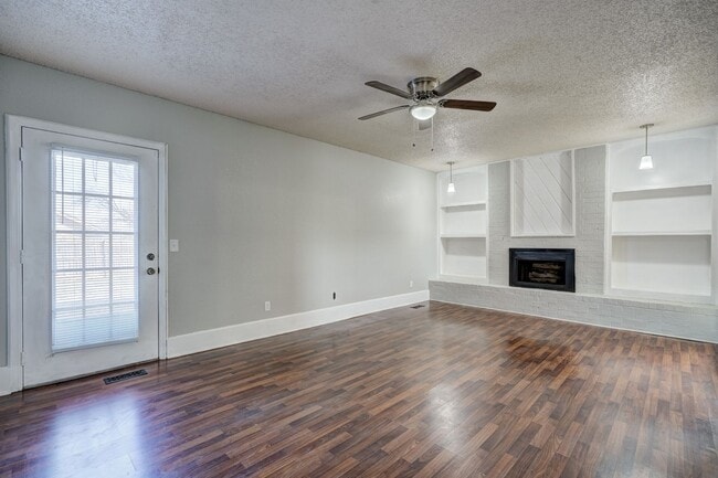 Building Photo - 4 bed, 2 bath home in Yukon