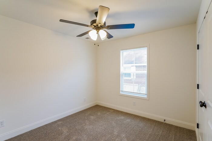 Building Photo - 658 19th Ave W