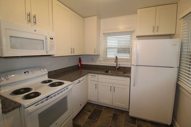 Building Photo - Updated 2 Bedroom 1 Bath Duplex Within Wal...