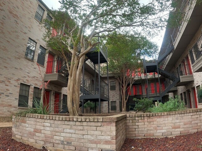 Building Photo - 2216 San Gabriel St