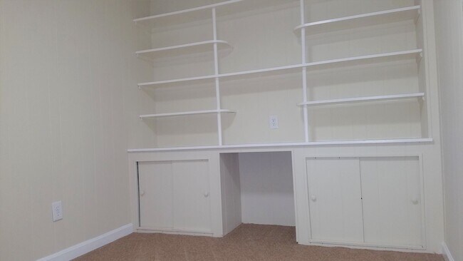 Building Photo - Split foyer SFH in established neighborhoo...