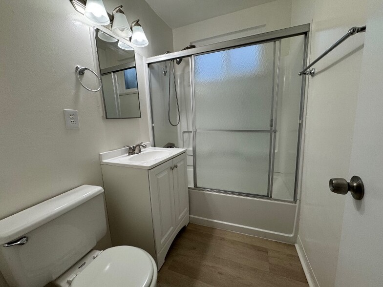 Building Photo - 656 3rd St