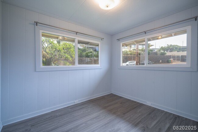Building Photo - 3br - 910ft2 - 3br/1ba/2pkg Halawa Heights...