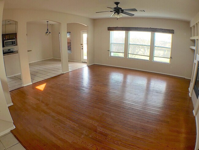 Building Photo - Northeast/Mesquite Hills 3Bed/2.5bath Refr...