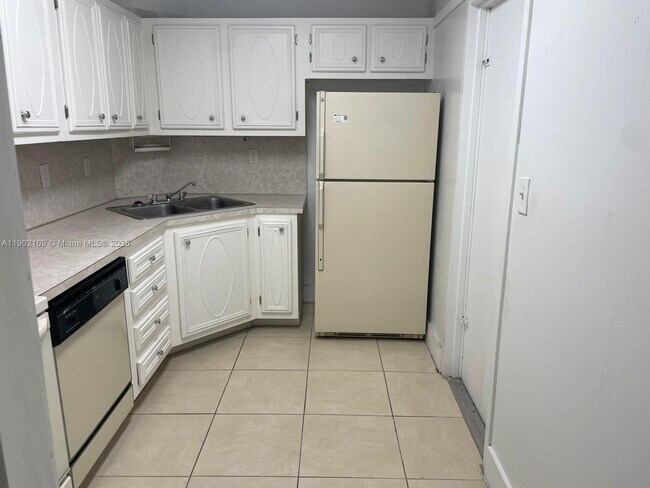 Building Photo - 3125 Oakland Shores Dr