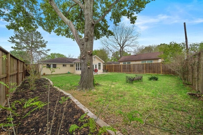 Building Photo - 5802 Effingham Dr