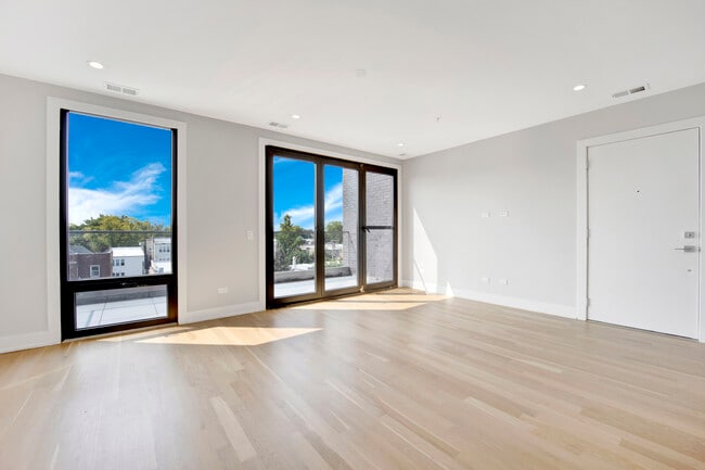 Building Photo - 2221 W Lawrence Ave