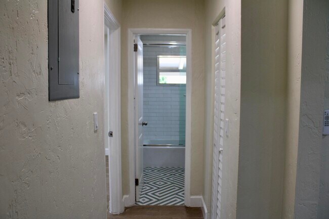 Building Photo - 3211 Floral Ave